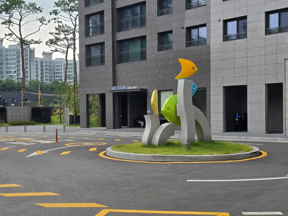 천안 용곡두산위브 단지 내 스쿨존과 어린이 승하차 공간
