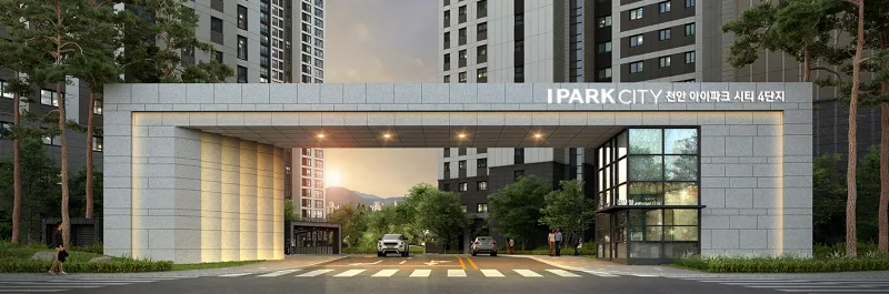 천안 아이파크 시티 4단지 메인 출입구 문주와 단지 진입부